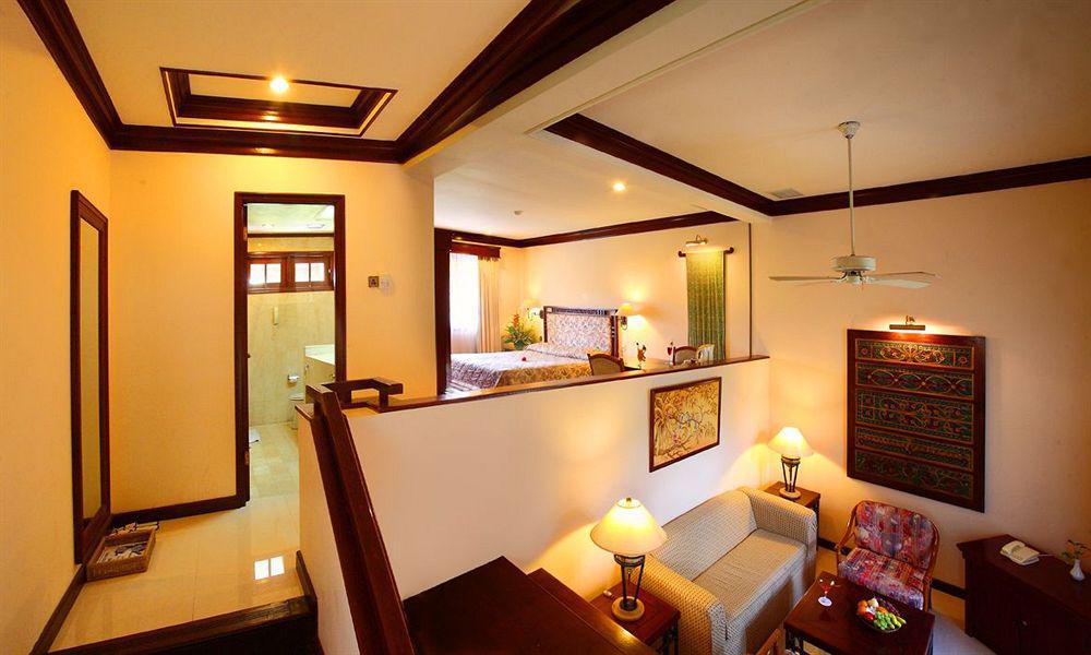 Equator Hotel Surabaya Exterior photo